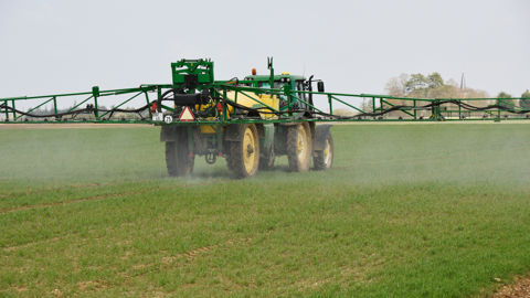 Dans son rapport, la Commission européenne rapporte des dépassements des seuils de produits phytosanitaires dans 12 % des eaux souterraines et 23 % des cours d’eau.