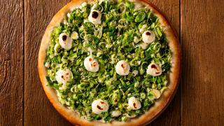 Pizza à la fondue de poireaux et au chèvre.