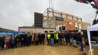 La nouvelle usine de défibrage de paille de chanvre, construite en partie avec des murs préfabriqués de béton de chanvre par Wall'Up Préfa, entrera en production à la fin de 2026.