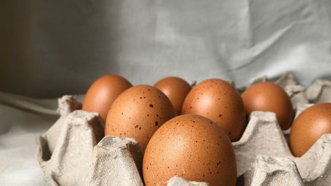 L'association Anima a recensé les œufs de poules élevées en cage dans les rayons de près de 400 supermarchés.