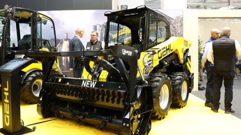 Le skid-steer Gehl V230 bodybuildé