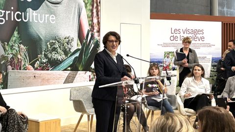 Annie Genevard sur le stand du ministère de l'Agriculture, le 23 février, au salon de l'agriculture.