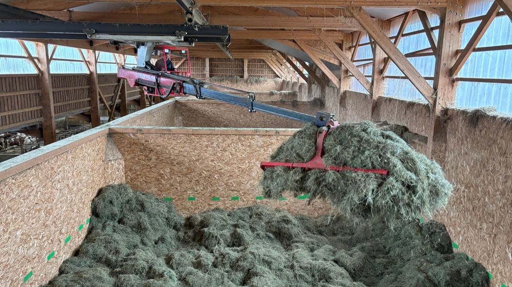 La griffe entreposée sous le bâtiment de stockage permet à l’éleveur de remplir les cellules sécheuses à la récolte et de charger le bol pour alimenter les laitières.