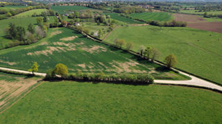 Le texte de Nourrir fixe un objectif de 50 % de surfaces exploitées en agriculture biologique d'ici à 2038 dans les aires d'alimentation des captages d'eau considérées comme des points de prélèvement sensibles.