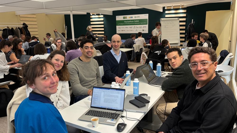 L'équipe d'Axéréal, lors du hackathon Gaïa, composée (de g. à dr.) de Hannah Göttsch, chargée d'études au Cirad, Carmen Dechêne, responsable développement durable chez Axéréal, Matthieu Louisy-Louis, ingénieur chez Axéréal, Amaury Thomas (Avanade), Ali Idrissi, ingénieur Data chez Axéréal, et Alain Monzat, directeur Data chez Axéréal.