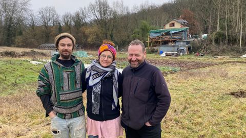 De gauche à droite : Les maraîchers, Renan Toullec et Océane Lemaire, sont installés sur du foncier public appartenant à la commune de Châlo-Saint-Mars dont Xavier Guiomar est maire.