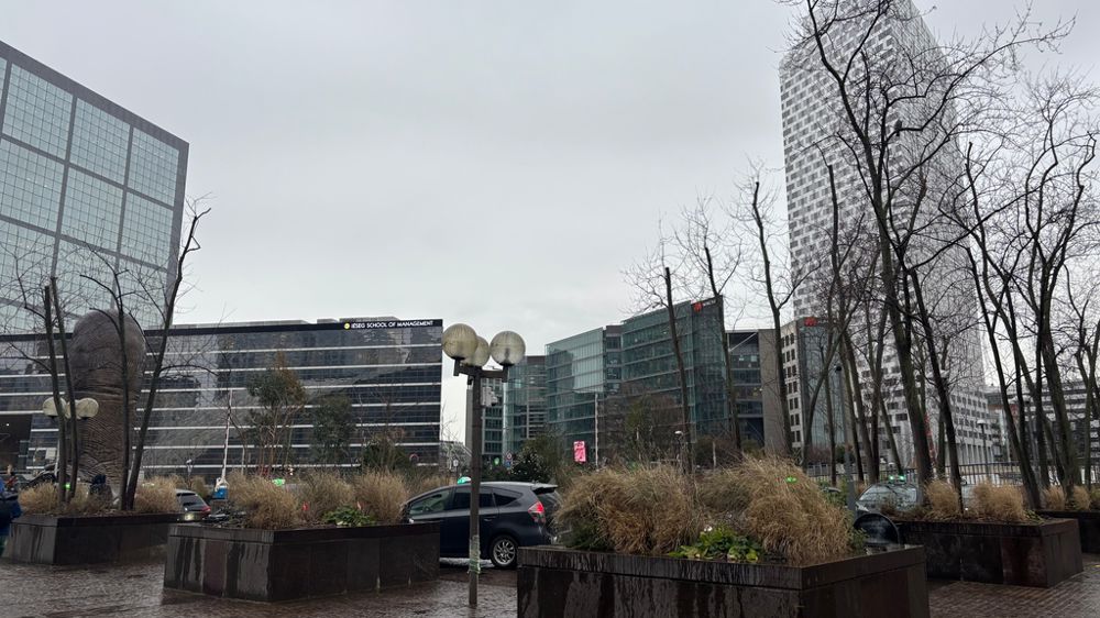 Le quartier d’affaires de La Défense, avec ses dalles, ses surfaces vitrées très réfléchissantes et ses couloirs de vent, offre un environnement peu favorable au développement d’espaces verts — trois quarts des arbres y sont d’ailleurs cultivés hors sol. Pourtant, d’importants efforts y sont menés pour renforcer autant que possible la présence de la nature.