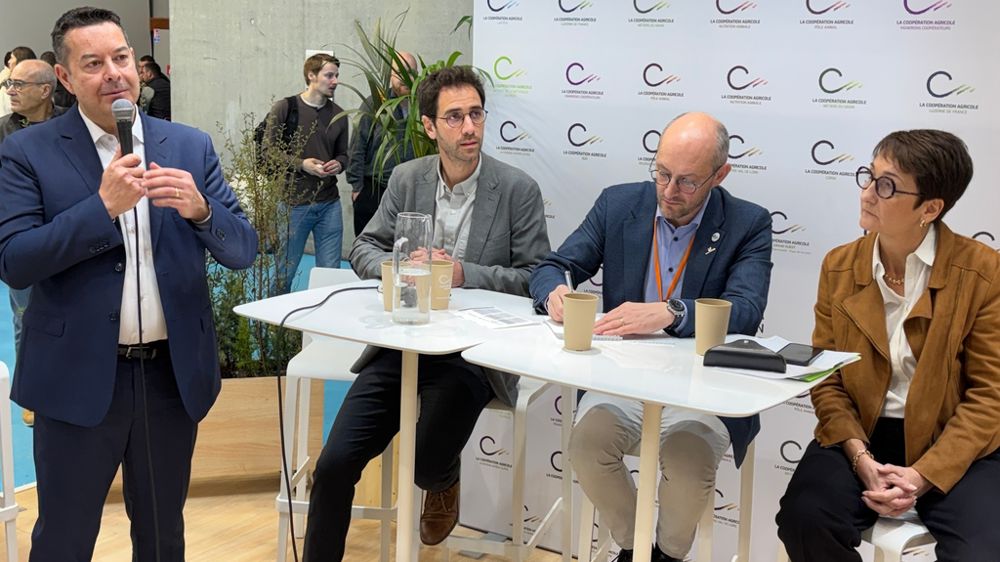 De gauche à droite : Bertrand Oudin et Romain Joya, du cabinet Ceresco, Antoine Pissier, président de NégoA, et Catherine Matt, directrice de LCA Métiers du grain, mercredi 25 février, au Sia.