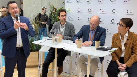 De gauche à droite : Bertrand Oudin et Romain Joya, du cabinet Ceresco, Antoine Pissier, président de NégoA, et Catherine Matt, directrice de LCA Métiers du grain, mercredi 25 février, au Sia.