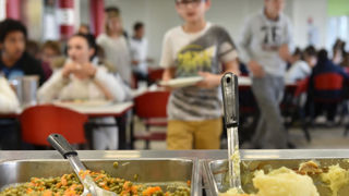 À l’occasion d'une conférence au Salon international de l’agriculture, le label Agri-Éthique a donné la parole à ses partenaires travaillant en lien étroit avec la restauration collective.