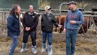 Coller au plus près la collecte bio au marché, c'est ce à quoi s'efforce la coopérative américaine Organic Valley par une régulation mensuelle. Ses représentants Jim Wideberg et Tim Kline (au centre) l'ont expliqué à Biolait lors de la visite d'un de ses adhérents, la Ferme de la Rousselière (Loire-Atlantique).