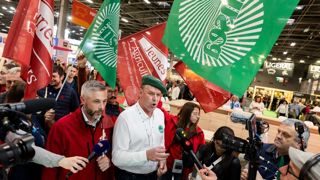 Ce vendredi 27 février 2026, des militants Jeunes agriculteurs et de la FNSEA ait irruption pendant dix minutes sur le stand de l’Union européenne au Salon international de l’agriculture pour manifester leur mécontentement face à la la décision de l’Union européenne d’appliquer provisoirement l’accord commercial avec le Mercosur.