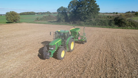 À l'occasion du Salon de l'agriculture en 2026, Terre de liens a publié un rapport sur l’accaparement des terres agricoles par l’agroindustrie.