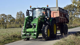 La réglementation prévoit que les exploitants agricoles, leurs salariés, apprentis, stagiaires et aides familiaux peuvent conduire un tracteur ou un engin agricole rattaché à une exploitation sans permis de conduire sous certaines conditions.