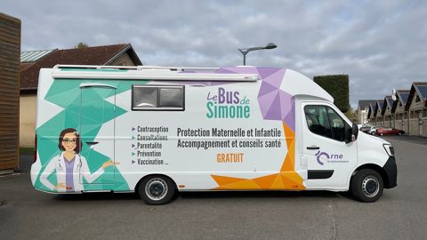 Le bus de Simone stationne dans les centres-bourgs ou à proximité des établissements d’enseignement pour faciliter l’accès aux adolescents en quête d’information.