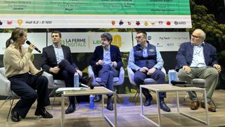 L’entreprise Javelot a organisé une table ronde autour de la data agricole au Salon de l’agriculture le 25 février 2026. Animée par Emilie Broyon, directrice RSE de Javelot, elle réunissait (de gauche à droite) : Félix Bonduelle, directeur général de Javolot, Julien Denormandie, ancien ministre de l’Agriculture et directeur impact chez Sweep, Guillaume Nanot, directeur de la transformation et du digital chez Soufflet Agriculture, et Yves Piquet, directeur de Bayer CropScience France et Benelux.