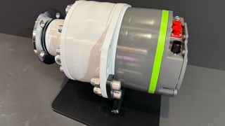 La vitesse de rotation maximale du moteur est de 166 tr/min.