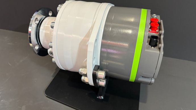 La vitesse de rotation maximale du moteur est de 166 tr/min.