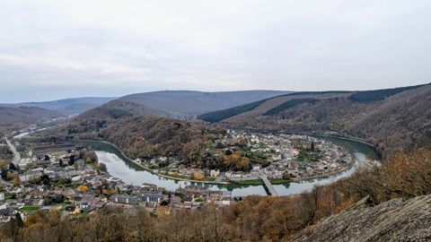À Monthermé, dans les Ardennes, la voie-vélo aménagée sur les rives de la Meuse longe une magnifique boucle bordée de falaises.