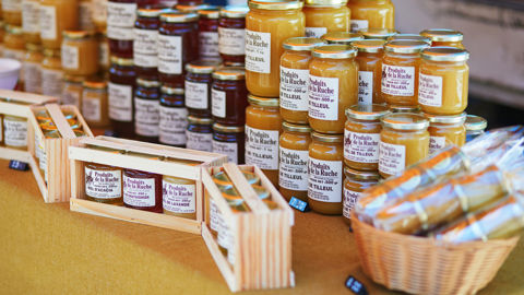 Les prix bas, inférieurs à 7 €/kg pour les miels hors Union européenne et à 9 €/kg pour les miels européens, doivent alerter sur la qualité du produit.