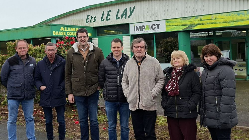 De gauche à droite, Pierrick Nivet et Patrick Le Lay, technico-commerciaux de Le Lay, Régis Morvan, directeur de Douar Appro, et Nicolas, Dominique, Annie et Corinne Le Lay.