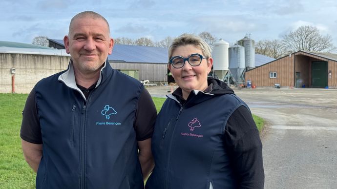 En plus de leur troupeau laitier à 12 800 l de moyenne, Audrey et Pierre Besançon ont investi dans deux bâtiments de volailles et un méthaniseur.