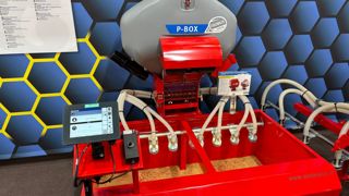Le semoir pneumatique P-Box-Iso se pilote depuis le terminal du tracteur.