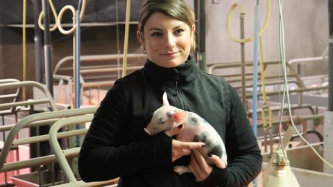 Au Gaec de l'Orme, « tout est fait pour faciliter la transmission », témoigne Dorine Chamonal, associée depuis 2022.