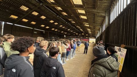 Génération Agri s'appuie sur des ambassadeurs, agriculteurs ou salariés. Ici Ludovic Le Potier, éleveur laitier à Moréac (Morbihan), reçoit une trentaine d'élèves, le 12 mars 2026 à Moréac (Morbihan).