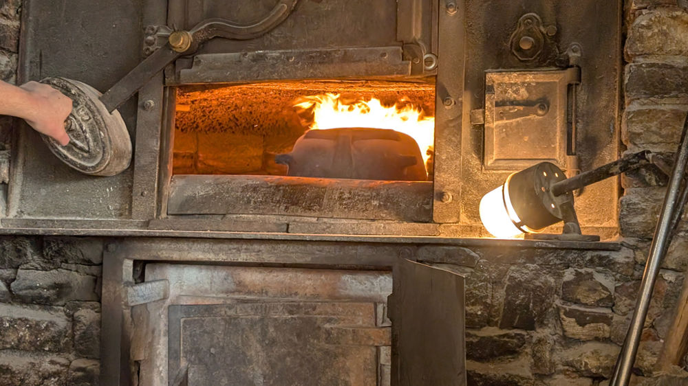 La température de certains fours de masse régulièrement réchauffés pour des fournées quotidiennes ne descend jamais en dessous des 200 °C.