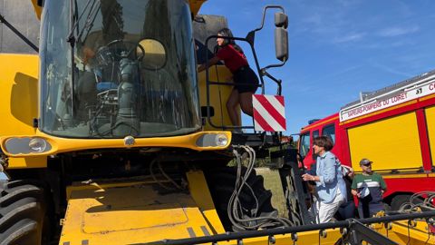 Avant de monter dans la moissonneuse de Stéphanie Voiturin, Annie Genevard a échangé avec les pompiers sur les feux de récolte, lors de son déplacement sur le thème de la crise caniculaire.