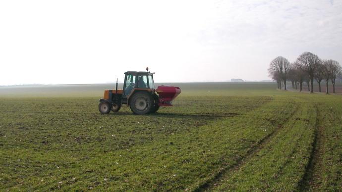 Tracteur avec distributeur d'engrais au champ.