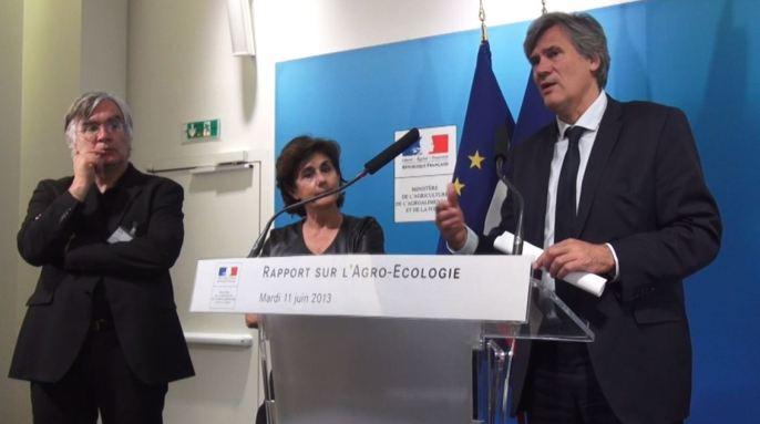 Stéphane Le Foll, ministre de l'Agriculture avec Marion Guillou, directrice de l'Inra et Hervé Guyomard, professeur et chercheur