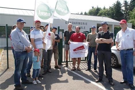 Une quinzaine déleveurs devant la gndarmerie de Scées, venus porter plaite contre Lactalis.
