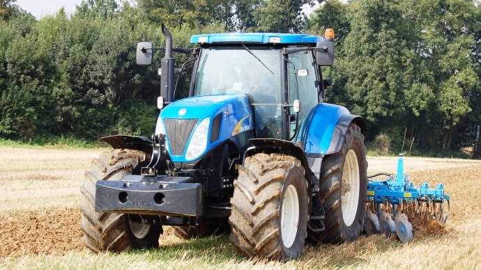 Tracteur et déchaumeur