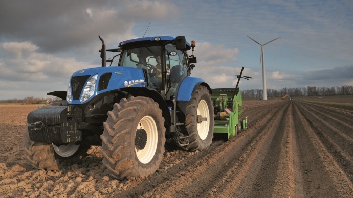 Tracteur New Holland T7 avec une planteuse à pommes de terre