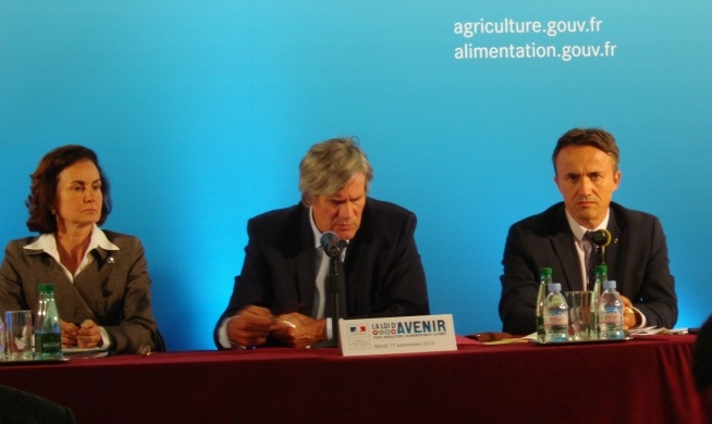 Stéphane Le Foll ministre de l'Agriculture entouré de deux de ses conseillers.