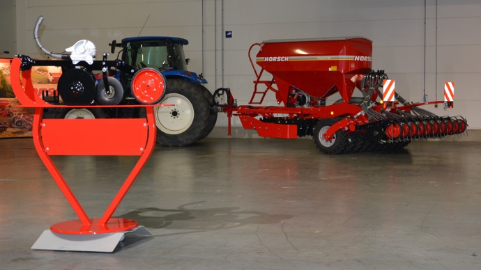 Distribution monograine Horsch devant un Pronto 3 DC