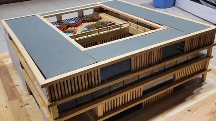 Pour leur module de communication PIC, les futurs paysagistes devaient appréhender la conception technique, la cohésion d’équipe, la communication. Le « groupe 3 » lauréat a même offert sa maquette à Egger, qui trône désormais dans le hall de l’entreprise.
