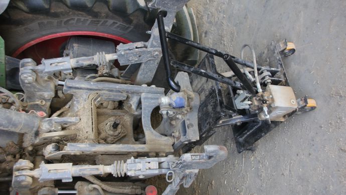 Qu’elle pèse 40, 50 ou plus de 60 kg, la chappe d’attelage peut être montée ou démontée sous le tracteur par une seule personne.