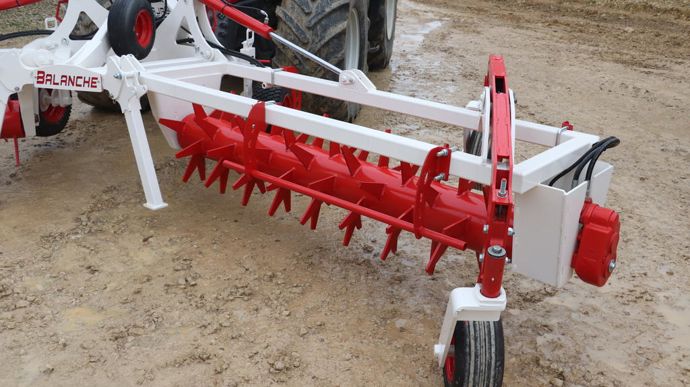Des barres de protection sont installées pour éviter que quelqu'un se prenne dans les rotors.