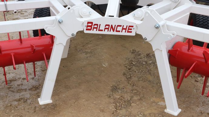 Deux béquilles sont prévues pour le stockage de la machine.