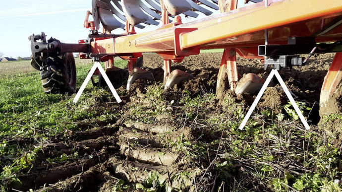 Claas a travaillé sur le troisième point et l’importance de son réglage pour conserver une profondeur de travail homogène sur toute la longueur de l’outil. Claas propose désormais un dispositif de contrôle de la longueur du troisième point hydraulique, qui est ajustée automatiquement en fonction des signaux envoyés par des capteurs montés à l’avant et à l’arrière de l’outil. Avec ce dispositif, l’outil est toujours parallèle au sol.