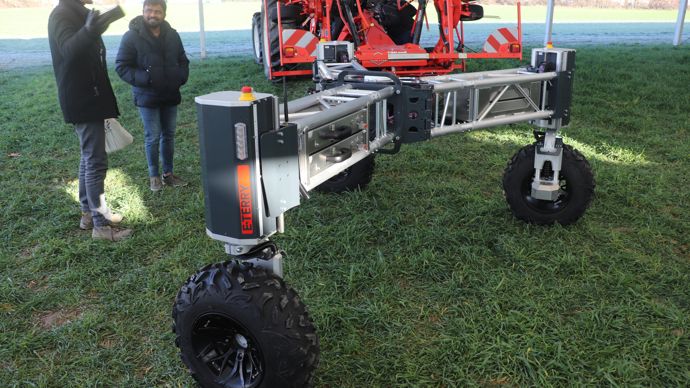  - Fabriqué par la société E-Terry, le robot du même nom est doté de trois bras mobiles, repliables. Ce modèle est réglable en largeur et en hauteur. Il est alimenté par 6 batteries de 7kg sous forme de valise. Les outils viennent se placer sous le châssis.
