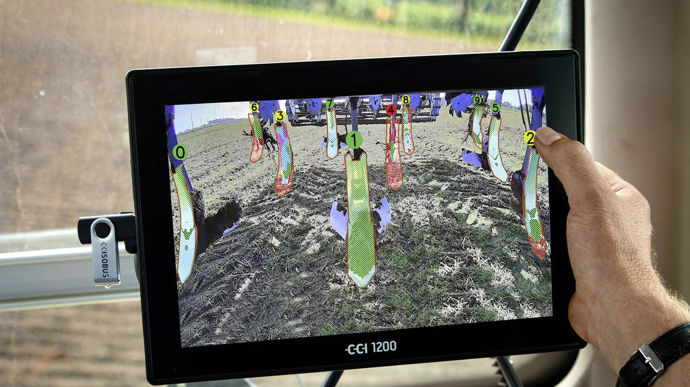 Lemken est récompensé pour iQblue, une solution de surveillance des dents de déchaumeurs pendant le travail. L’objectif est de détecter l’éventuelle perte d’un élément et de surveiller l’usure. L’analyse est réalisée lorsque l’outil est relevé, dans les fourrières. Cette solution est développée pour les déchaumeurs qui sont attelés au robot développé par Lemken et Krone.
