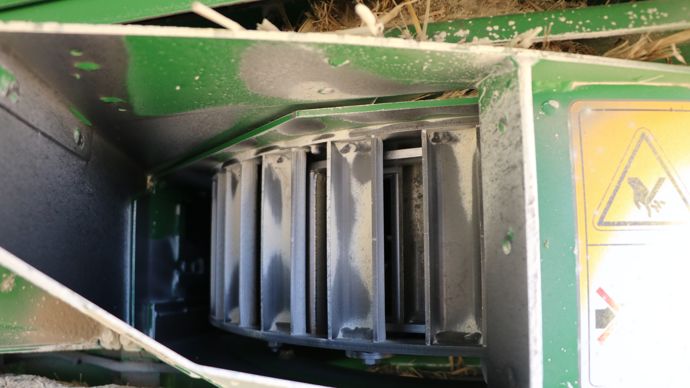 Les menues pailles sont projetées entre plusieurs rotors dont le régime de rotation est de 2850 tr/min et des stators. Les impacts succéssifs retirent à la graine ses capacités germinatives.