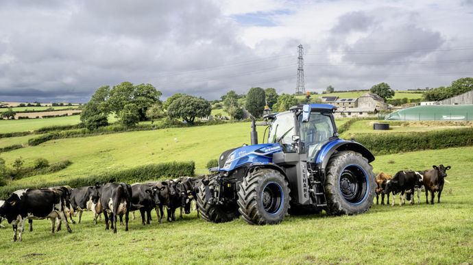 New Holland poursuit le développement de son tracteur Methane Power avec l’arrivée d’un modèle plus puissant, le T7.270. Ce modèle peut carburer avec du méthane liquéfié (LNG). Cette solution offre une alternative au biométhane comprimé qui alimente le T6 Methane Power déjà commercialisé. L’avantage du biométhane liquéfié par rapport à la solution comprimée est qu’il double l’autonomie du tracteur. Le T7.270 étant amené à réaliser des travaux plus lourds que le T6, c’est un avantage de taille. Selon New Holland, la capacité de carburant est augmentée par quatre avec la solution LNG. Par rapport au T6 Methane Power, le T7 n’a pas besoin de réservoirs supplémentaires, ce qui lui confère un design quasiment identique à celui d’un T7.270 classique.