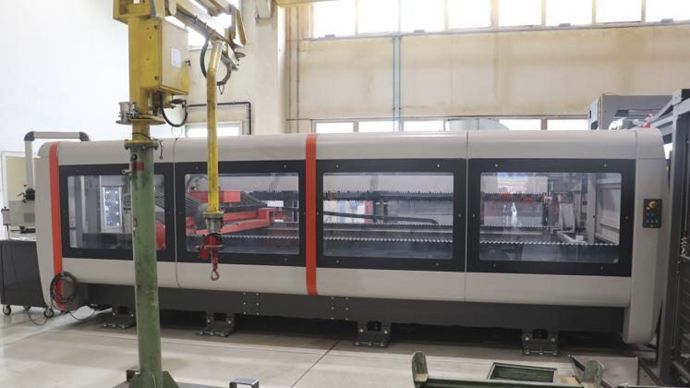 Le travail des plaques métalliques est effectué par un robot de découpe au Co2. Il peut tailler des plaques de différentes épaisseurs jusqu’à 25 mm pour l’acier, 12 mm pour l’aluminium et 20 mm l’acier inoxydable. La machine est capable de travailler à une vitesse de 140 m/min. Sur le côté de la machine, une interface gère automatiquement l’approvisionnement et le déchargement.