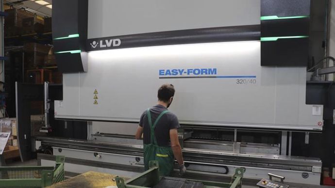 L’étape de pliage est supervisée par des opérateurs qui se servent de plieuses hydrauliques. Celles-ci sont prévues pour accueillir des pièces dont l’épaisseur varie entre 20 mm et 4 mètres. La pression maximale exercée ces dernières est de 320 tonnes. Pour contrôler précisément les angles à effectuer, les machines disposent de capteurs laser. Les angles sont étudiés par un logiciel de DAO qui contient tous les paramètres d’élongation et de résistance des matériaux. Grâce au logiciel, le pliage peut être visualisé sur ordinateur avant d’être réalisé.