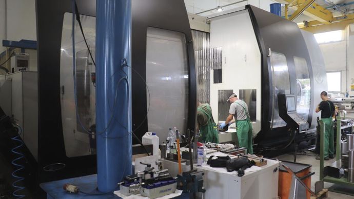 Une fraiseuse à colonne est installée au cœur de l’usine. Celle-ci sert à façonner et finir de manière précise les pièces. Elle peut travailler des pièces de grande taille. Les pièces sont disposées avec une précision de 2 µm. Pour minimiser les temps morts, la machine est constituée de deux espaces de travail afin que les opérateurs préparent les pièces d’un côté pendant que la machine travaille de l’autre. La fraiseuse dispose de 60 outils rangés dans chaque espace. La tête de la machine travaille sur deux axes avec une précision de 0,001°.